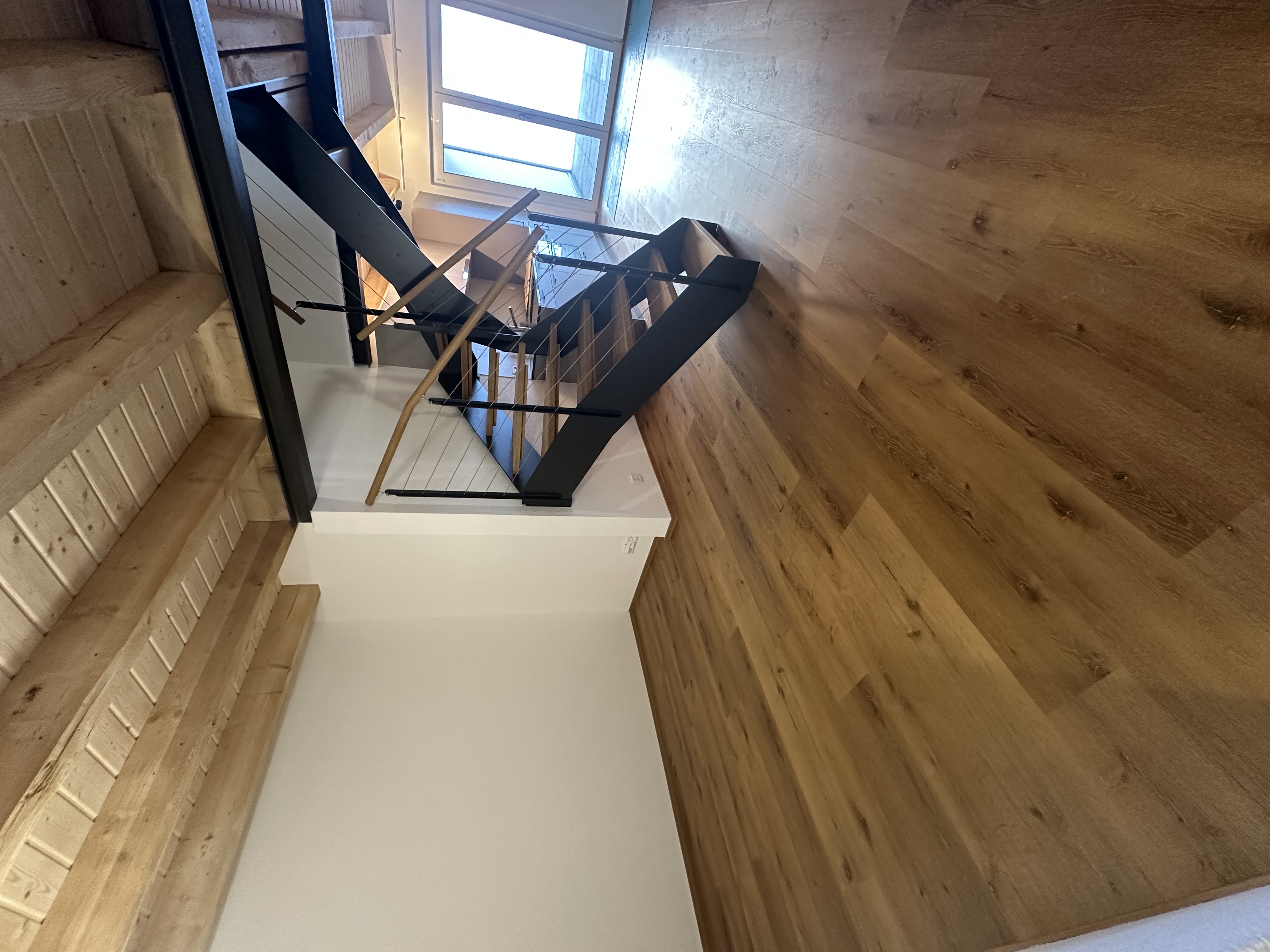 Schlaf- oder Wohnraum mit Holzboden