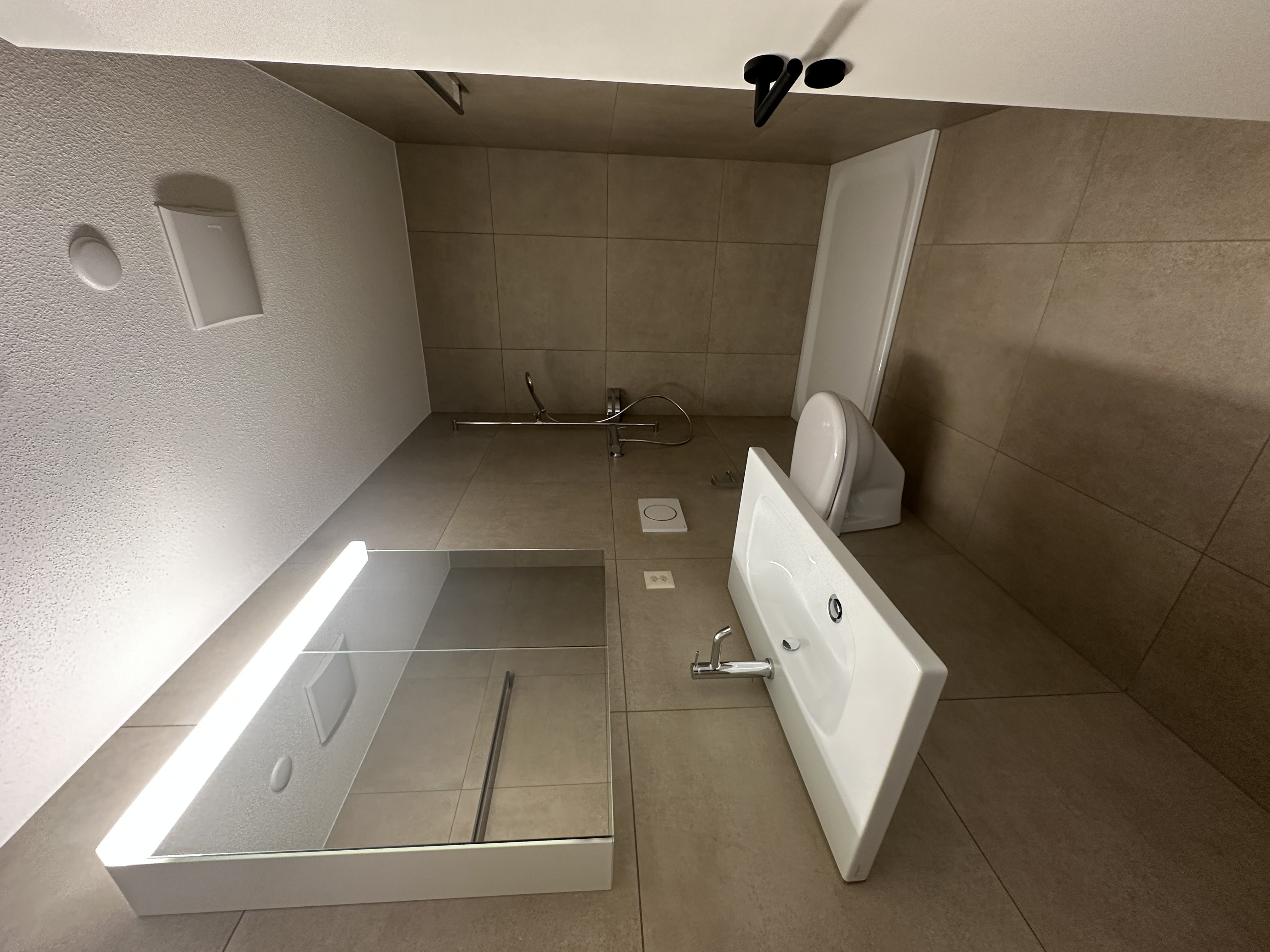 Modernes Badezimmer mit Dusche