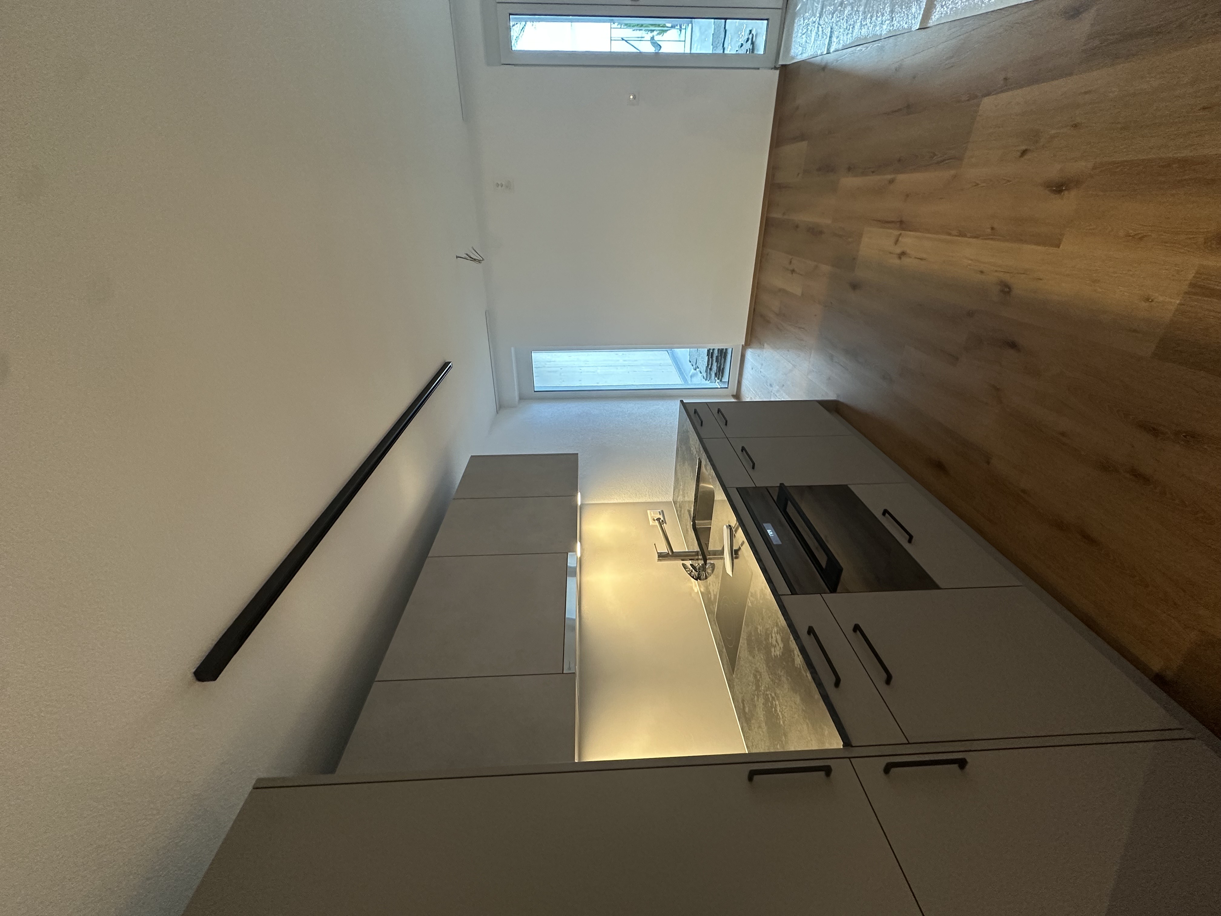 Moderner Wohn- und Essbereich mit Küche