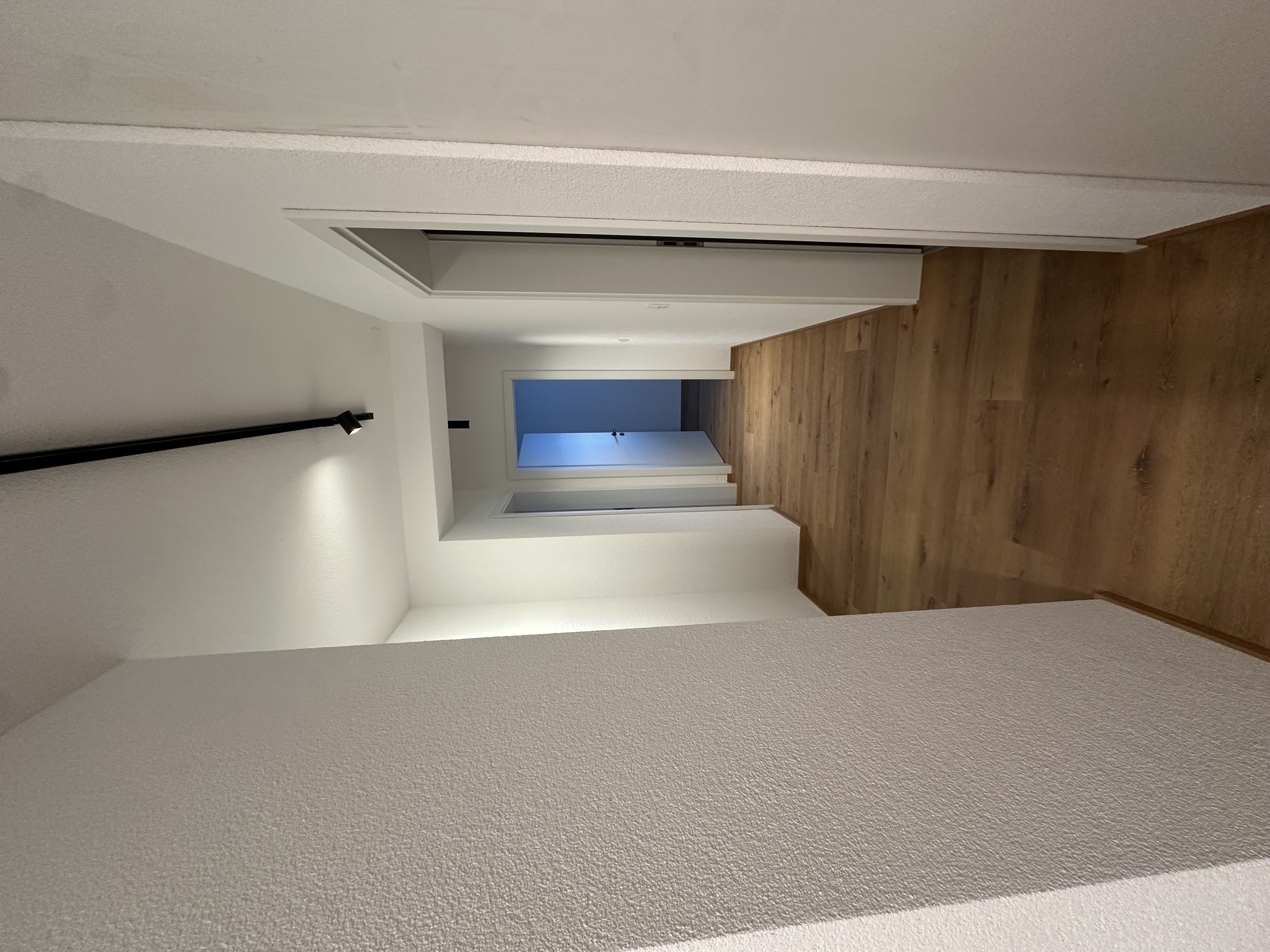 Korridor mit moderner Beleuchtung